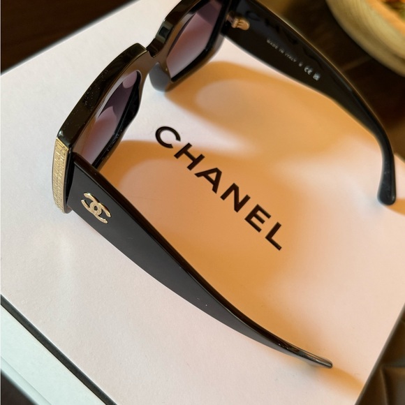 CHANEL Elegant Black Sunglasses - Picture 3 of 6